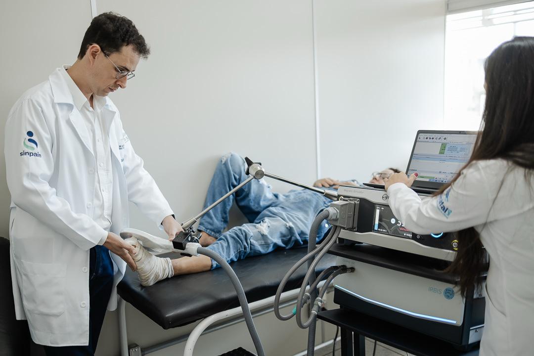 Dr. Eli Ávila em avaliação clínica com apoio de ultrassom