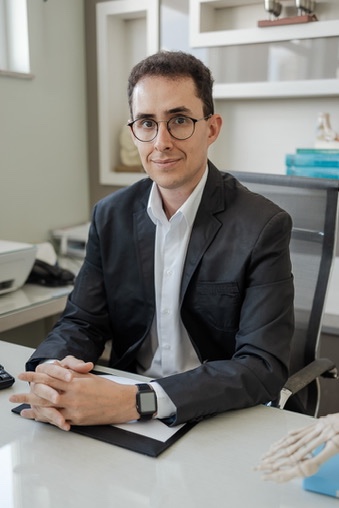 Dr. Eli Ávila Souza Júnior, ortopedista especialista em cirurgia de pé e tornozelo