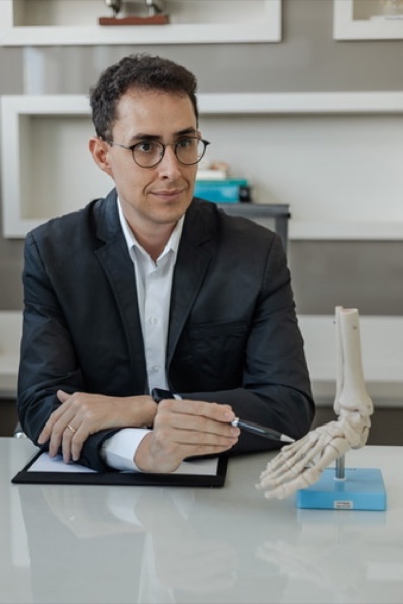 Dr. Eli Ávila Souza Júnior, ortopedista